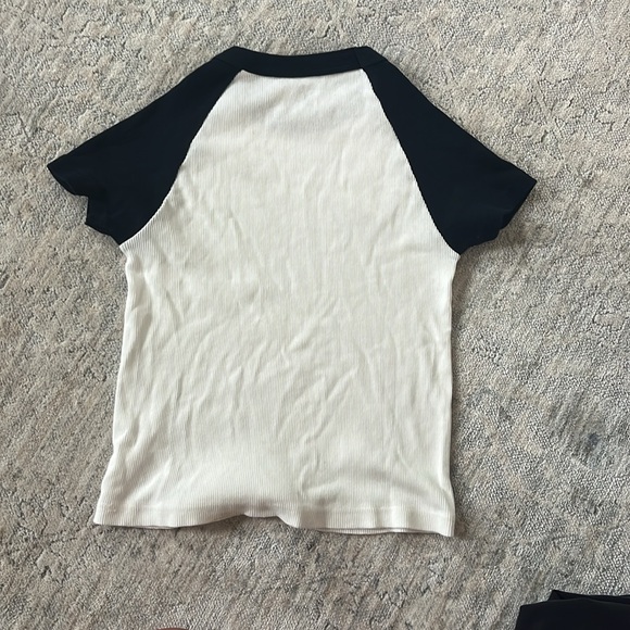 Brandy Melville t-shirt, barley worn, great condition - Picture 2 of 3